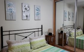 ¡Bajo cálido con piscina comunitaria y terraza privada!